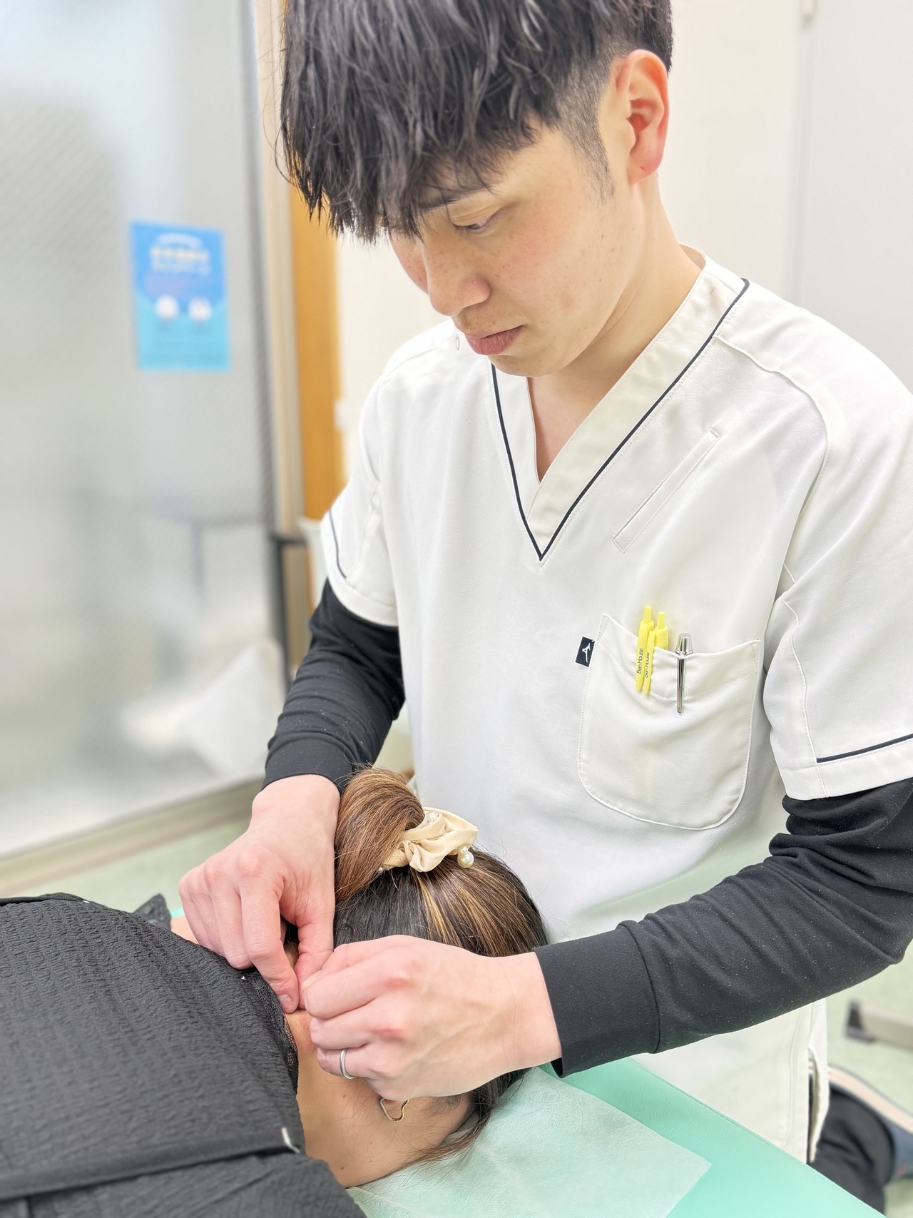 オオヤ鍼灸整骨院　姫路駅前店の眼精疲労の原因になる首のこりや肩こりに対して鍼治療を行う