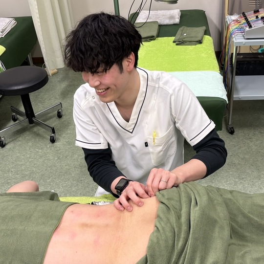 鍼治療　施術風景