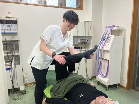 股関節周りの筋肉を緩め、股関節の痛みを改善する股関節改善整体