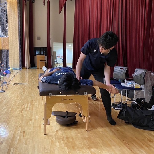 高校のバレーボール部にトレーナー活動を行っている様子