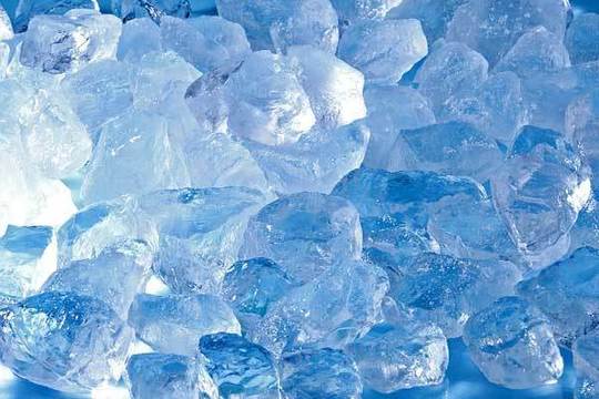 寝違えの対処　患部を冷やす